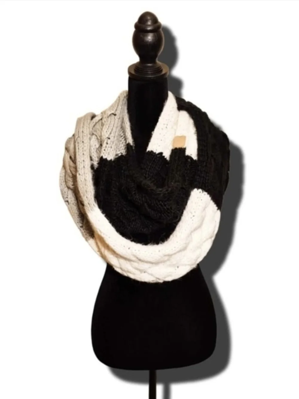 Chunky Cable Knit Colorblock Infinity Scarf – Black Cream Gray